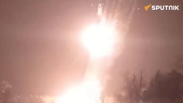 Russian heavy flamethrower in combat action  - Sputnik International