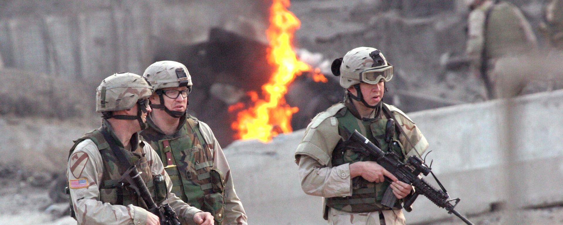 U.S. soldiers secure the site after an explosion in Baghdad, Wednesday, Jan. 19, 2005. A car bomb exploded near the Australian Embassy in central Baghdad on Wednesday, killing two people and wounding four, police and witnesses said. Australia said no embassy personnel were killed or hurt in the explosion U.S. soldiers secure the site after an explosion in Baghdad, Wednesday, Jan. 19, 2005. A car bomb exploded near the Australian Embassy in central Baghdad on Wednesday, killing two people and wounding four, police and witnesses said. Australia said no embassy personnel were killed or hurt in the explosion - Sputnik International, 1920, 05.02.2024