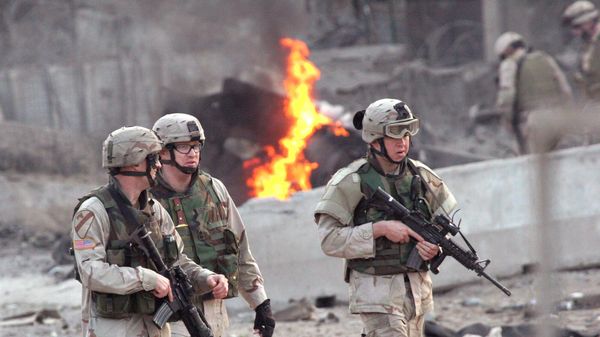 U.S. soldiers secure the site after an explosion in Baghdad, Wednesday, Jan. 19, 2005. A car bomb exploded near the Australian Embassy in central Baghdad on Wednesday, killing two people and wounding four, police and witnesses said. Australia said no embassy personnel were killed or hurt in the explosion - Sputnik International