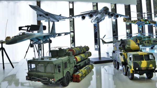 Mock-ups of military equipment at the stand of Rosoboronexport at the Dubai Airshow 2021 - Sputnik International