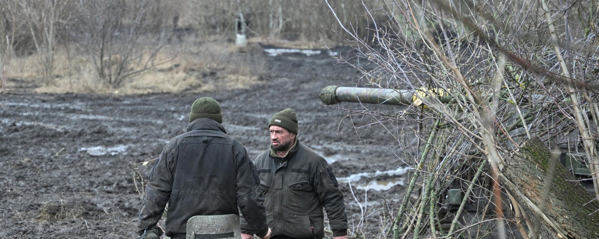 Ukrainian servicemen speak next to a tank not far from Artemovsk in the Donetsk region on February 5, 2024. Ukrainian servicemen speak next to a tank not far from Artemovsk in the Donetsk region on February 5, 2024. - Sputnik International, 1920, 06.02.2024