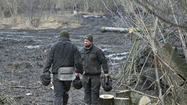 Ukrainian servicemen speak next to a tank not far from Artemovsk in the Donetsk region on February 5, 2024.  - Sputnik International