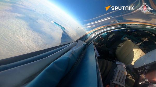 Russian Su-34 strikes Ukrainian positions - Sputnik International