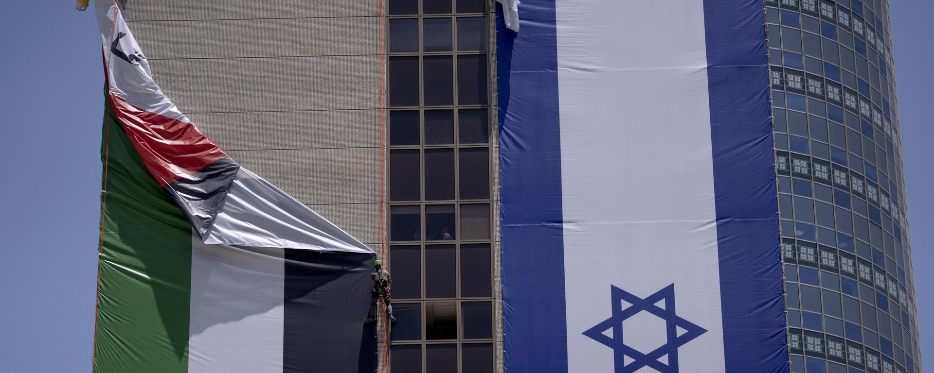 A Palestinian flag is removed from a building by Israeli authorities after being put up by an advocacy group that promotes coexistence between Palestinians and Israelis, in Ramat Gan, Israel, Wednesday, June 1, 2022 - Sputnik International, 1920, 14.07.2024
