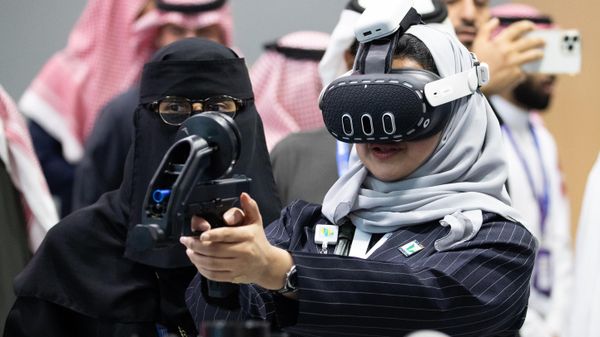 A visitor is seen using an Oculus Quest VR headset at the World Defense Show - Sputnik International