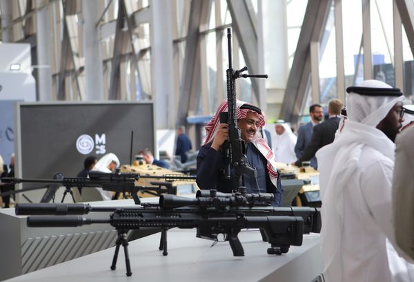 Visitors explore weapon samples.  - Sputnik International