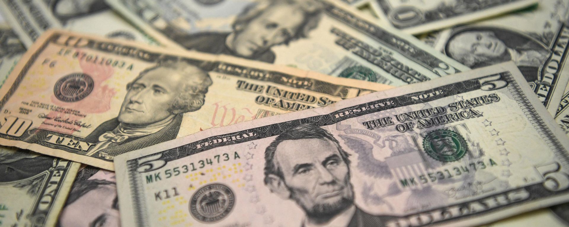 A picture taken in Istanbul on May 23, 2018 shows US dollars banknotes A picture taken in Istanbul on May 23, 2018 shows US dollars banknotes - Sputnik International, 1920, 07.02.2024