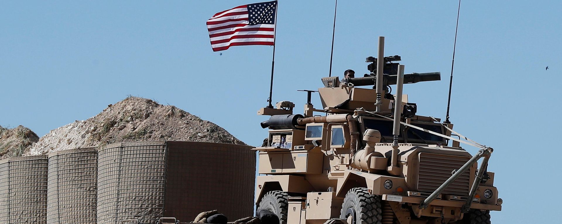 In this April 4, 2018, file photo, a U.S. soldier sits on an armored vehicle on a newly installed position, near front line between the U.S-backed Syrian Manbij Military Council and the Turkish-backed fighters, in Manbij, north Syria - Sputnik International, 1920, 28.12.2024
