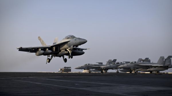 A U.S. Navy fighter jet is about to land on the flight deck of USS Theodore Roosevelt aircraft carrier, Thursday, Sept. 10, 2015 - Sputnik International