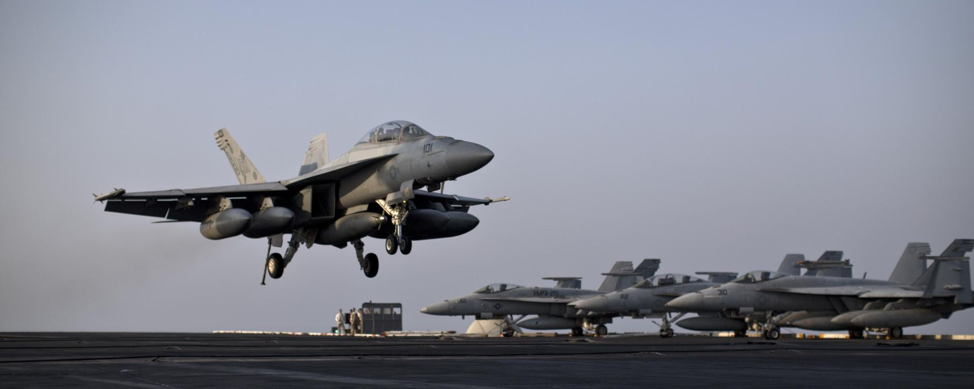 A U.S. Navy fighter jet is about to land on the flight deck of USS Theodore Roosevelt aircraft carrier, Thursday, Sept. 10, 2015 - Sputnik International, 1920, 07.02.2024