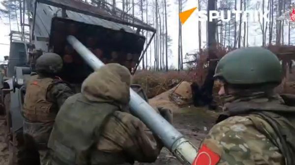 Russian artillerymen destroyed a concentration of enemy manpower and equipment in the Serebryansky forest - Sputnik International