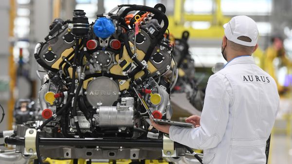 Hydrogen fuel cell engine with computer at the production line - Sputnik International