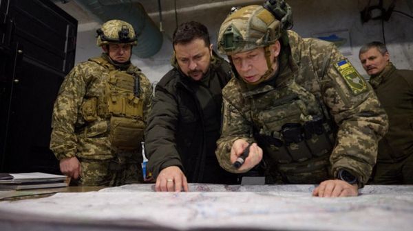 Handout photograph taken and released by the Ukrainian Presidential Press Service on November 30, 2023 shows Ukrainian President Volodymyr Zelensky and Colonel General Oleksandr Syrsky visiting a command post in Kupyansk, Kharkov region. - Sputnik International