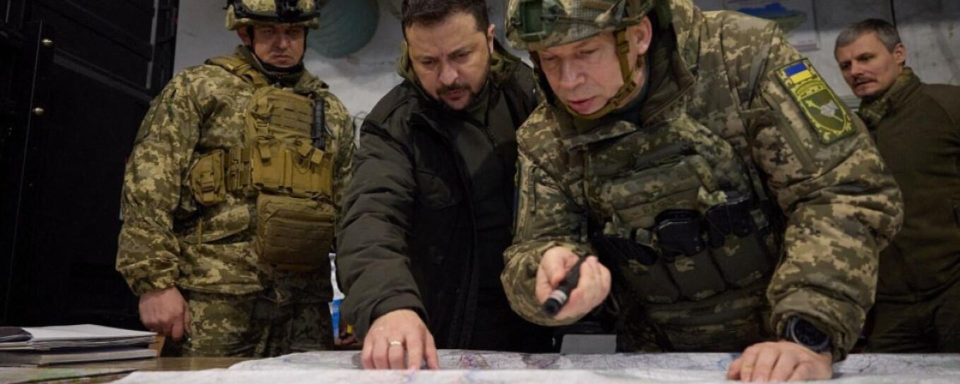Handout photograph taken and released by the Ukrainian Presidential Press Service on November 30, 2023 shows Ukrainian President Volodymyr Zelensky and Colonel General Oleksandr Syrsky visiting a command post in Kupyansk, Kharkov region. - Sputnik International, 1920, 30.03.2024