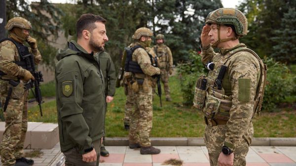 President Zelenesky greets Colonel General Oleksandr Syrsky. File photo. - Sputnik International