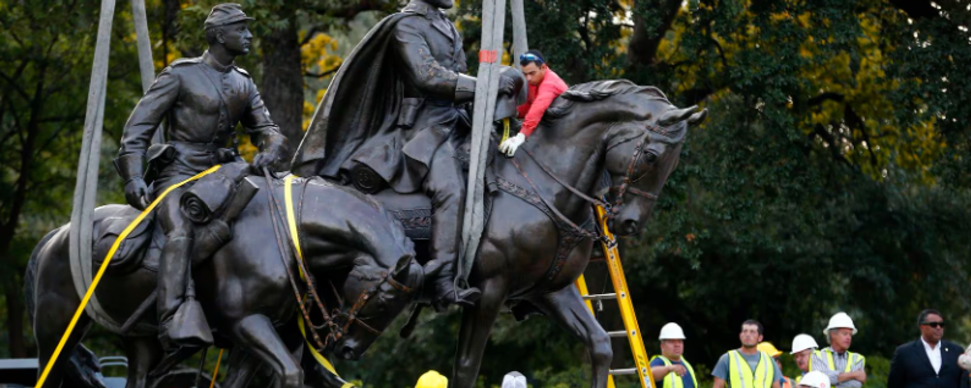 Workers harness the Robert E. Lee statue to a trailer for its removal from Robert E. Lee Park in Dallas on Sept. 14, 2017. Workers harness the Robert E. Lee statue to a trailer for its removal from Robert E. Lee Park in Dallas on Sept. 14, 2017. - Sputnik International, 1920, 10.02.2024