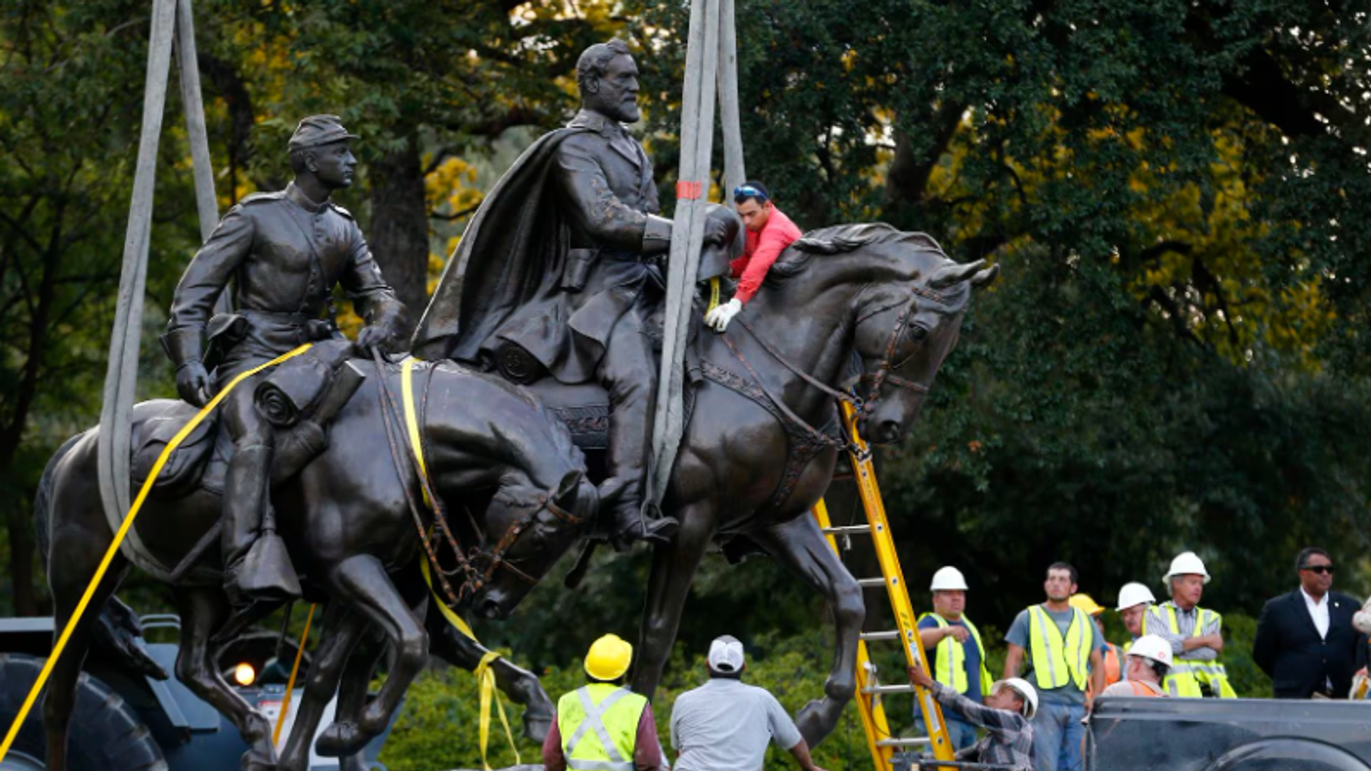 Workers harness the Robert E. Lee statue to a trailer for its removal from Robert E. Lee Park in Dallas on Sept. 14, 2017. Workers harness the Robert E. Lee statue to a trailer for its removal from Robert E. Lee Park in Dallas on Sept. 14, 2017. - Sputnik International, 1920, 10.02.2024