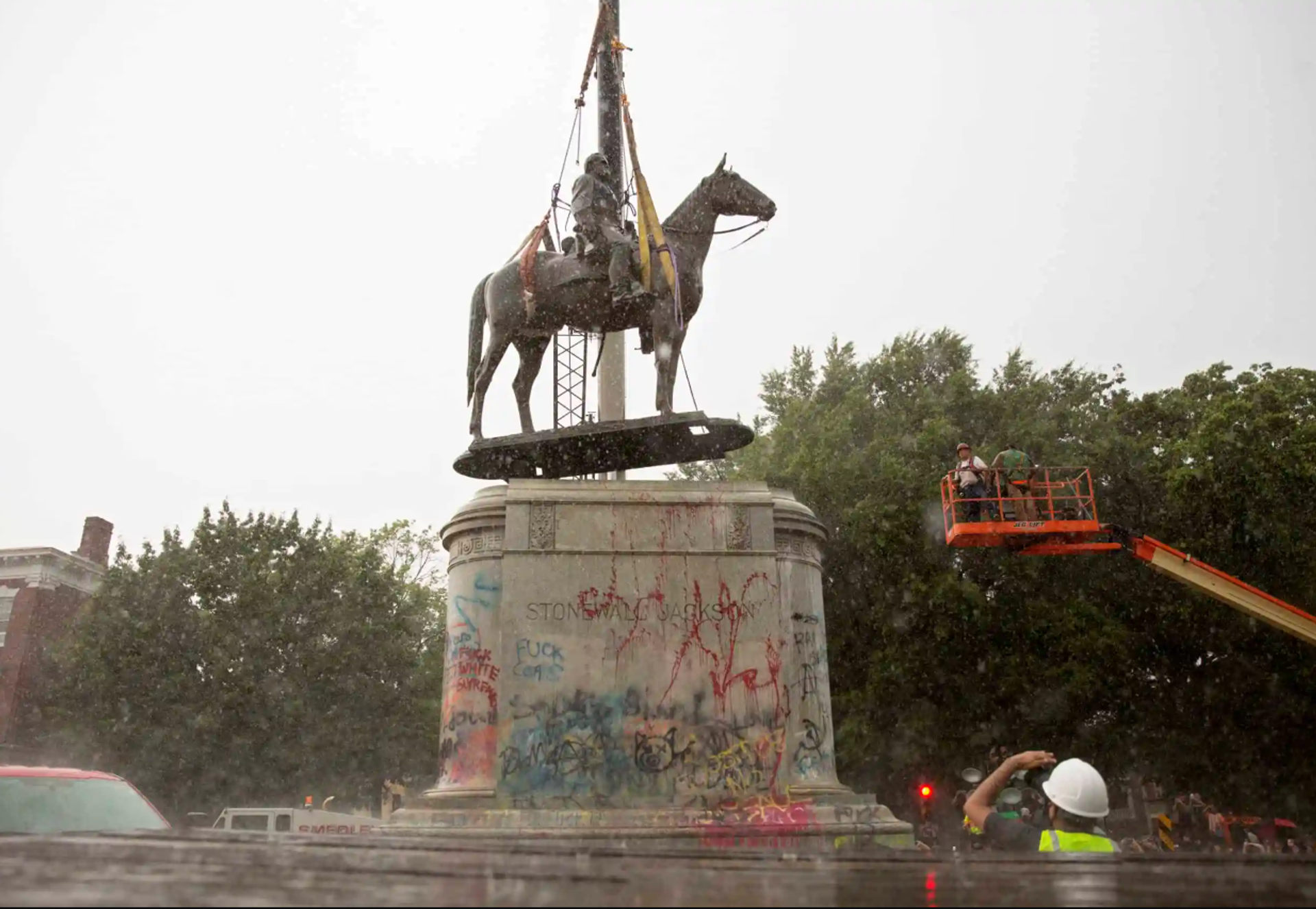 The Stonewall Jackson statue is removed from Monument Avenue in Richmond, Virginia on July 1, 2020. Workers in Richmond, Virginia, removed a statue of Thomas Stonewall Jackson, a Confederate general, after the city's mayor ordered the immediate removal of Confederate monuments The Stonewall Jackson statue is removed from Monument Avenue in Richmond, Virginia on July 1, 2020. Workers in Richmond, Virginia, removed a statue of Thomas Stonewall Jackson, a Confederate general, after the city's mayor ordered the immediate removal of Confederate monuments - Sputnik International, 1920, 10.02.2024