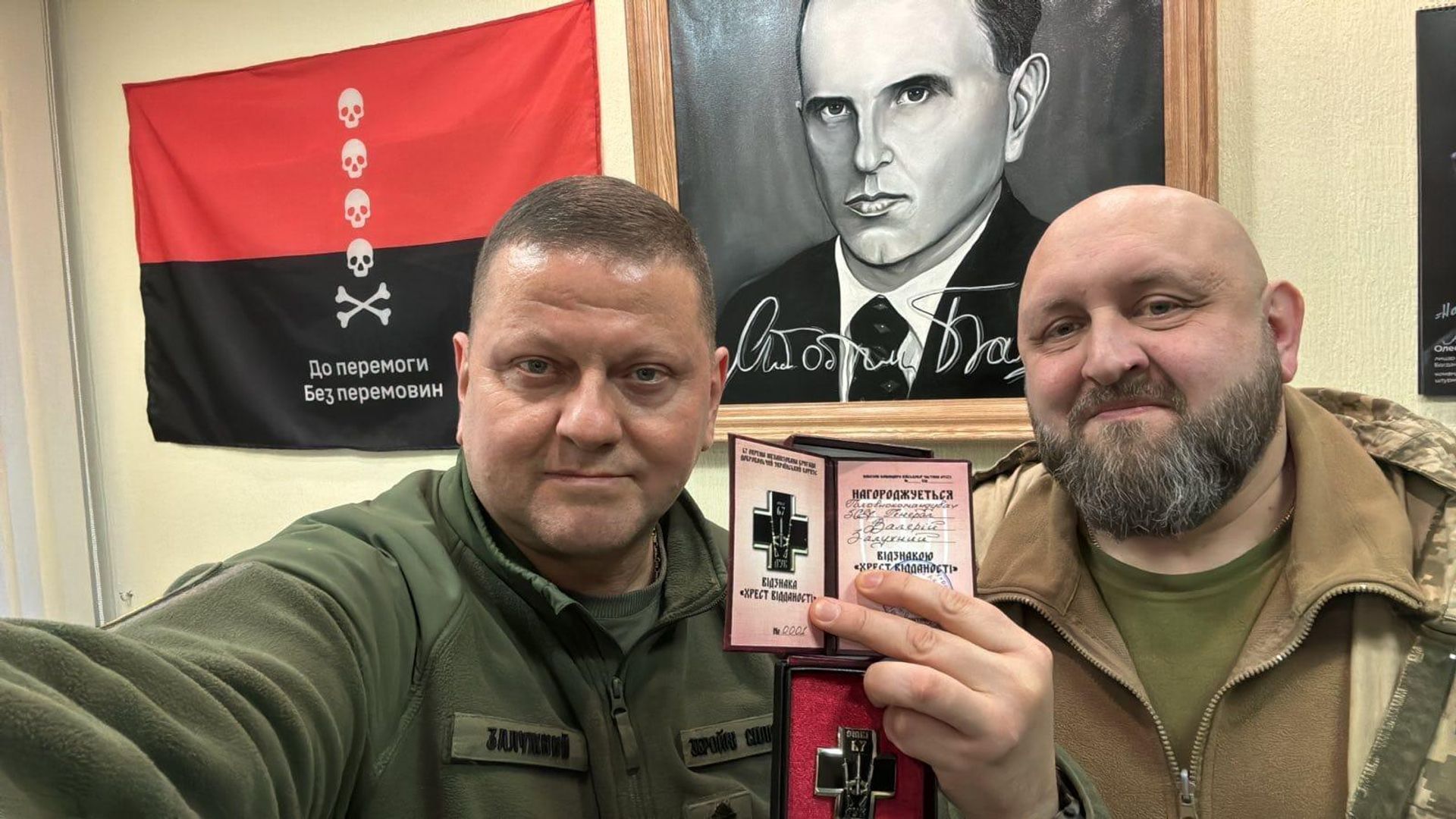 Former Ukrainian Commander-in-Chief Valery Zaluzhny with Ukrainian 67th Mechanized Brigade commander Andriy Stempitsky post with a metal in front of a portrait of Stepan Bandera, posted on Stempitsky's Facebook page. - Sputnik International, 1920, 10.02.2024