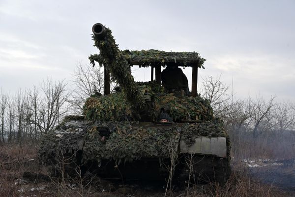 A T-62 tank of the 2nd Army Corps of the Yug battlegroup advances to the firing line to strike at Ukrainian Armed Forces positions in the Seversk direction. - Sputnik International