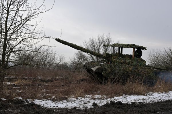 The T-62 tank, a formidable armored vehicle utilized by the Russian Armed Forces, boasts a powerful 115mm rifled gun capable of delivering accurate and deadly fire at enemy targets. - Sputnik International
