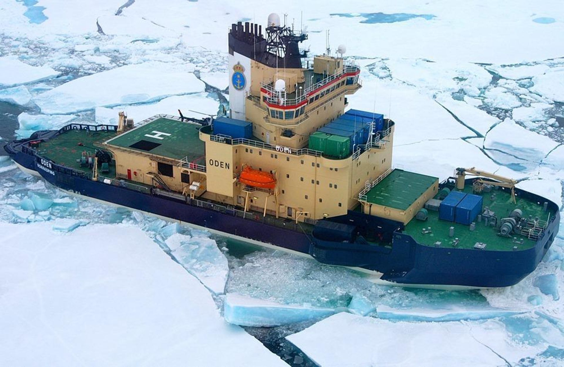 Sweden's Oden icebreaker pictured breaking up thick ice. Sweden's Oden icebreaker pictured breaking up thick ice. - Sputnik International, 1920, 11.02.2024