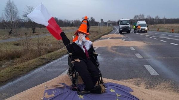 Polish farmers spilled Ukrainian grain on the road near the border village of Dorohusk in a protest against unchecked Ukrainian food imports.  - Sputnik International