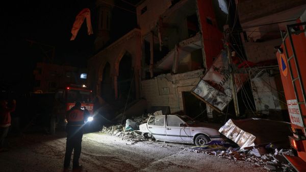 Rescue workers survey the scene following Israeli bombardments over Rafah in the southern Gaza Strip on February 12, 2024 - Sputnik International