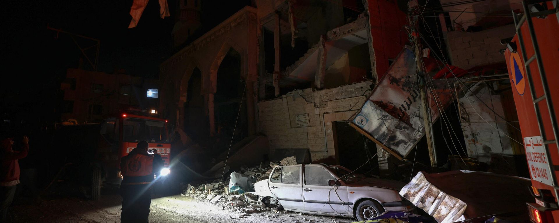 Rescue workers survey the scene following Israeli bombardments over Rafah in the southern Gaza Strip on February 12, 2024 - Sputnik International, 1920, 15.02.2024