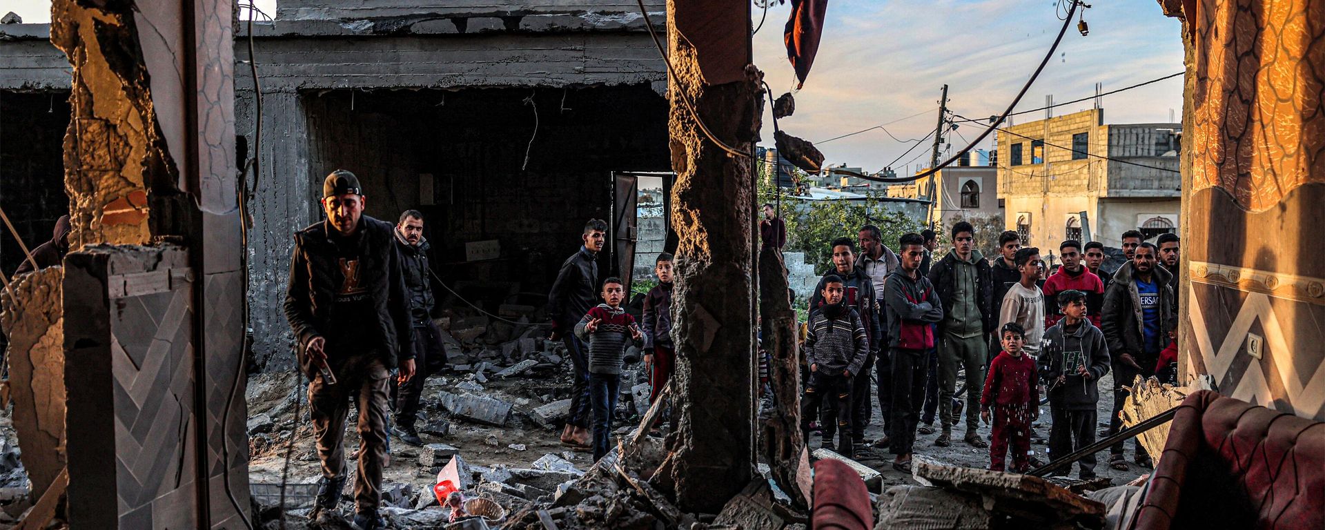 People inspect debris and rubble in a building heavily damaged by Israeli bombardment, in Rafah in the southern Gaza Strip on February 11, 2024 People inspect debris and rubble in a building heavily damaged by Israeli bombardment, in Rafah in the southern Gaza Strip on February 11, 2024 - Sputnik International, 1920, 12.02.2024
