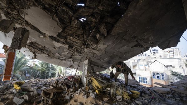 A Palestinian salvages belongings after an Israeli strike in Rafah, Gaza Strip, Saturday, Feb.10, 2024 - Sputnik International