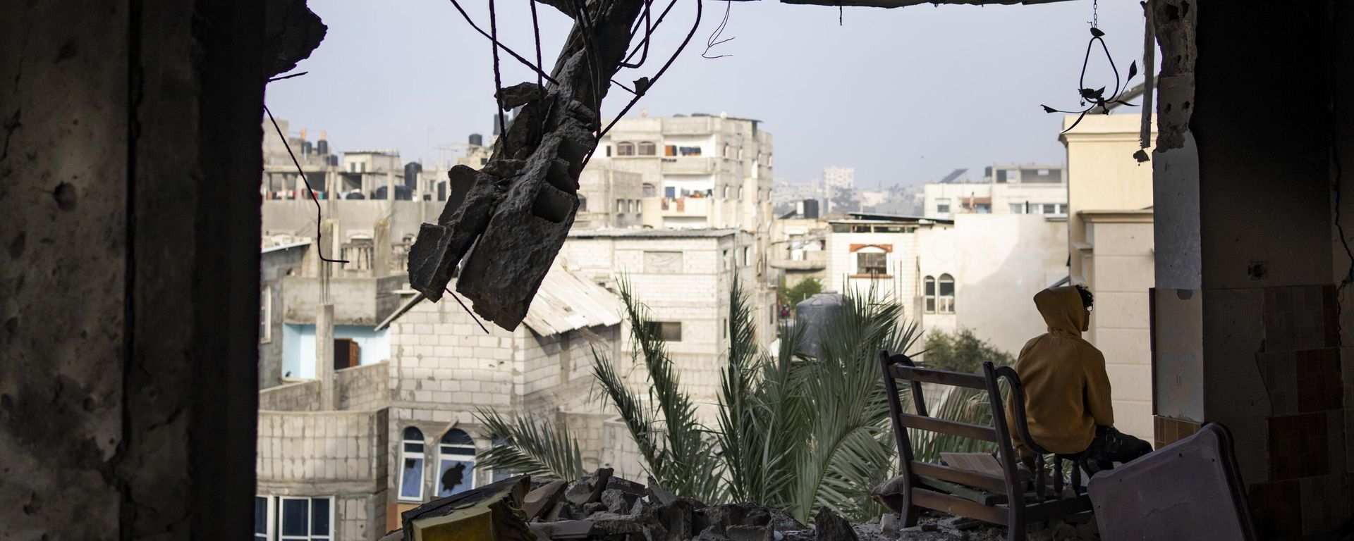 A Palestinian sits in his house destroyed in an Israeli strike in Rafah, Gaza Strip, Saturday, Feb.10, 2024 - Sputnik International, 1920, 20.03.2024
