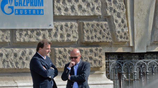 Men on a street in Vienna - Sputnik International