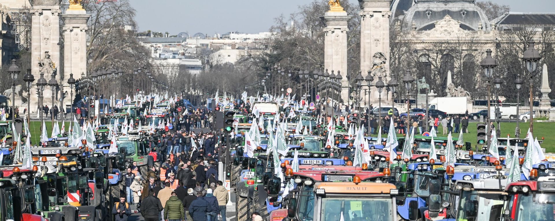 French farmers protestin in Paris French farmers protestin in Paris - Sputnik International, 1920, 12.12.2024