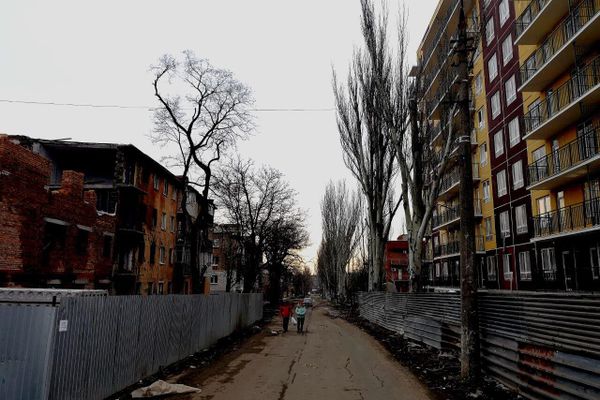 Mariupol. Destroyed to the left, rebuilt to the right. Mariupol. Destroyed to the left, rebuilt to the right. - Sputnik International