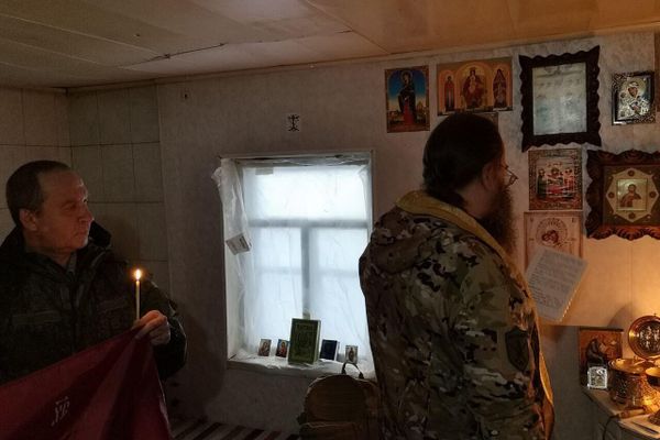 Father Igor reciting prayers Father Igor reciting prayers - Sputnik International