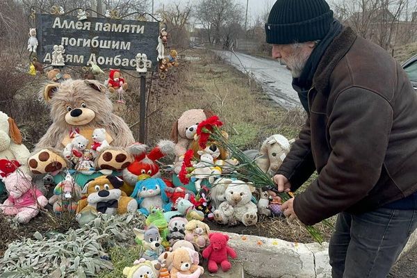 Paying my respects to the children victims of Ukrainian shelling at a DIY memorial off the 'Road of Life' Paying my respects to the children victims of Ukrainian shelling at a DIY memorial off the 'Road of Life' - Sputnik International