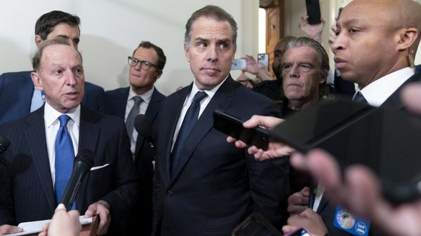 Hunter Biden, President Joe Biden's son, accompanied by his attorney Abbe Lowell - Sputnik International
