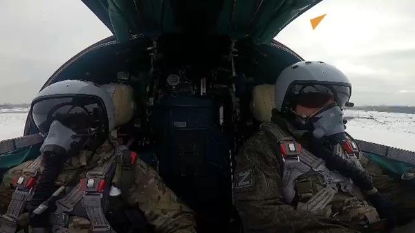  A Russian Su-34 frontline bomber destroyed enemy positions in the Kupyansk region with guided bombs. - Sputnik International