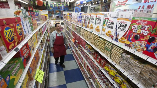 In this photo taken Thursday, Nov. 1, 2012, Grocery market owner Ray Martinez poses for a photo at La Playa Market in Inglewood, Calif. Martinez opposes the passing of California Proposition 37, Mandatory Labeling of Genetically Engineered Food. - Sputnik International
