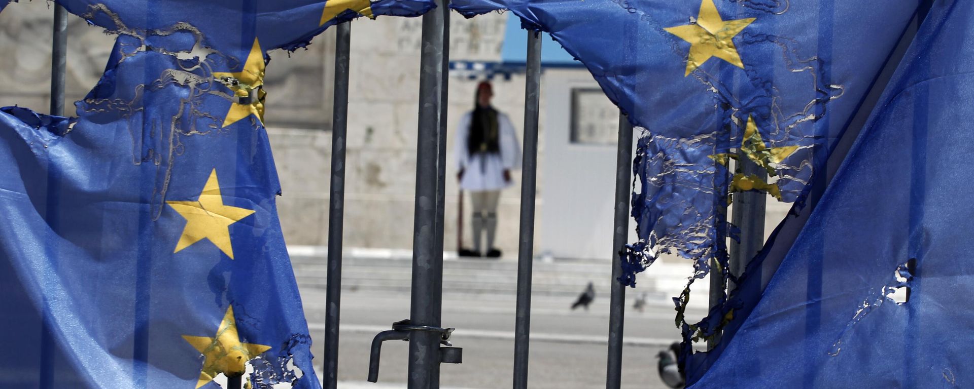 A Greek presidential guard stands framed bythe remains of a European Union flag half-burnt by protesters in Athens, on Wednesday, May 1, 2013 A Greek presidential guard stands framed bythe remains of a European Union flag half-burnt by protesters in Athens, on Wednesday, May 1, 2013 - Sputnik International, 1920, 15.02.2024