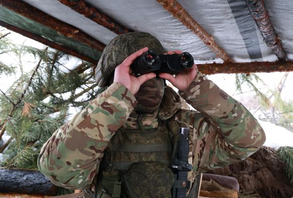 A serviceman from an anti-aircraft missile unit of the Ivanovo Airborne Forces with a Verba man-portable surface-to-air missile (SAM) in the Lugansk People's Republic (LPR). - Sputnik International