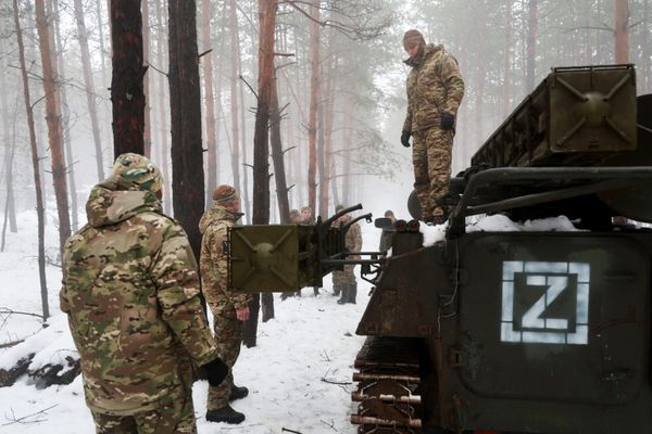Soldiers from an anti-aircraft missile unit inspect the equipment before going on duty in the Lugansk region. - Sputnik International