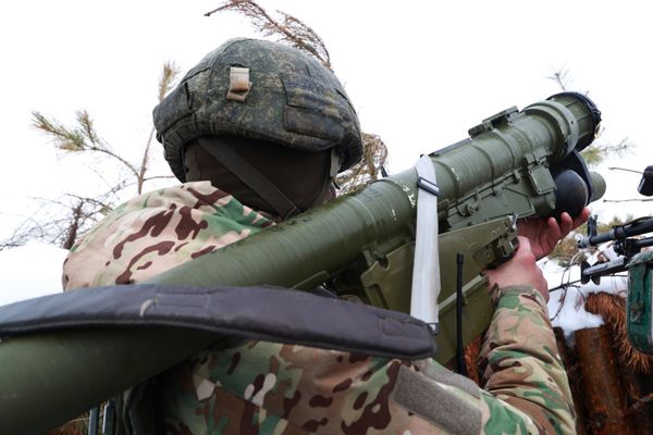 A serviceman from an anti-aircraft missile unit of the Ivanovo Airborne Forces with a Verba man-portable surface-to-air missile (SAM) at a combat post in Lugansk. - Sputnik International