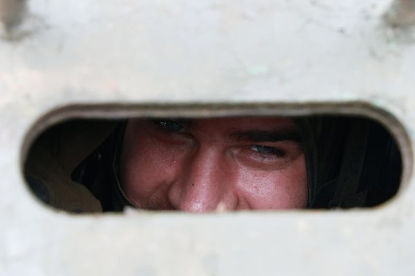 A Russian paratrooper sitting inside a Strela-10 surface-to-air missile (SAM) system - Sputnik International