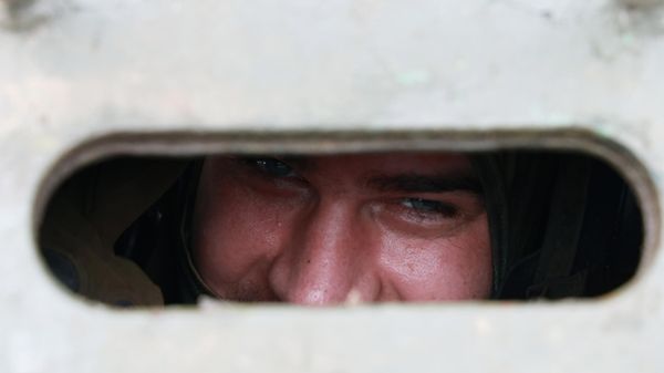 A Russian paratrooper sitting inside a Strela-10 surface-to-air missile (SAM) system - Sputnik International