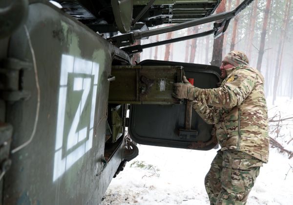 A Russian paratrooper is setting up a combat kit of the Strela-10 surface-to-air missile (SAM) system - Sputnik International
