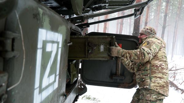 A Russian paratrooper is setting up a combat kit of the Strela-10 surface-to-air missile (SAM) system - Sputnik International
