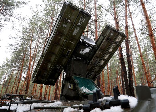 A Strela-10 surface-to-air missile (SAM) system getting set up prior to a combat mission in the Lugansk People's Republic (LPR) - Sputnik International
