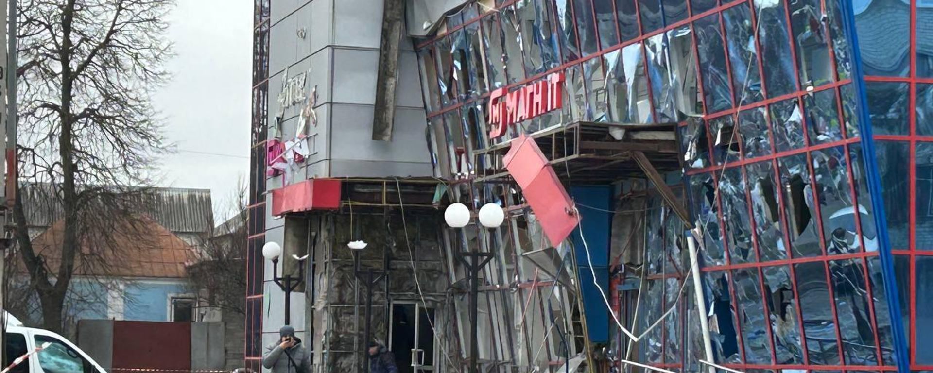 A shopping mall damaged by Ukrainian missiles in Russia's Belgorod A shopping mall damaged by Ukrainian missiles in Russia's Belgorod - Sputnik International, 1920, 15.02.2024